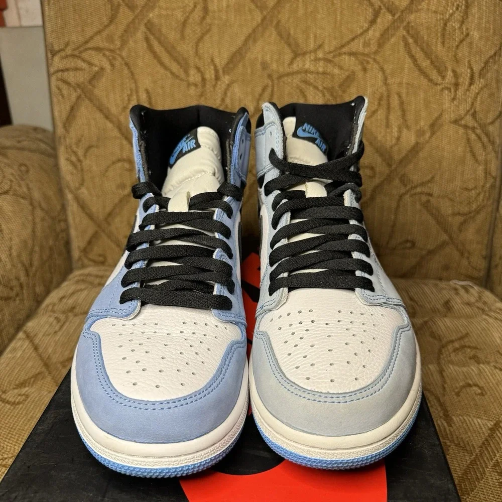 Jordan 1 High University Blue, Men's Size‎ 9.5 Left shoe faded